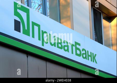 Bâtiment du bureau principal de la grande banque ukrainienne Privat avec inscription - Privatbank. Prêts et dépôts à PrivatBank, ville de Dnipro, Ukraine, 29 11 22 Banque D'Images