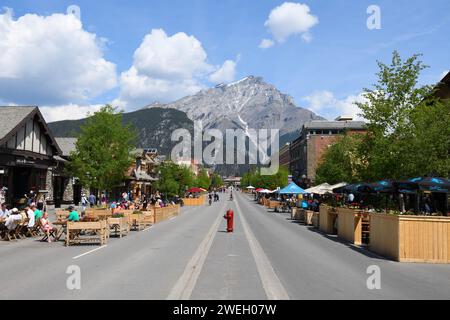 Banff Avenue fermée à toute circulation avec Cascade Mountain en arrière-plan. Parc national Banff, Alberta, Canada Banque D'Images