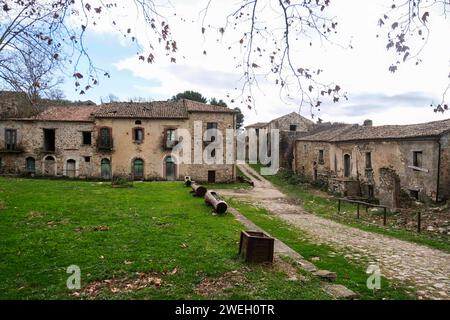 La ville inhabitée de Roscigno Vecchio une ruelle du village située au coeur du Parc National du Cilento. Le village est un véritable musée à ciel ouvert de l'art paysan du siècle dernier. Depuis le 19 janvier 2024, le village de Roscigno Vecchio est resté totalement inhabité en raison de la disparition de son unique habitant Giuseppe Spaguolo. DSCF2883 Copyright : xAntonioxBalascox Banque D'Images