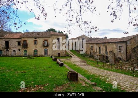 La ville inhabitée de Roscigno Vecchio une ruelle du village située au coeur du Parc National du Cilento. Le village est un véritable musée à ciel ouvert de l'art paysan du siècle dernier. Depuis le 19 janvier 2024, le village de Roscigno Vecchio est resté totalement inhabité en raison de la disparition de son unique habitant Giuseppe Spaguolo. DSCF2889 Copyright : xAntonioxBalascox Banque D'Images