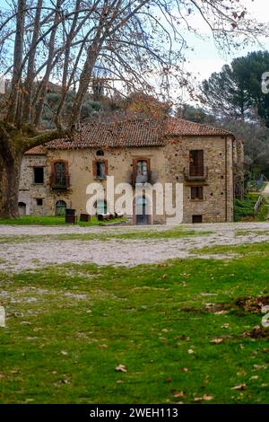 La ville inhabitée de Roscigno Vecchio une ruelle du village située au coeur du Parc National du Cilento. Le village est un véritable musée à ciel ouvert de l'art paysan du siècle dernier. Depuis le 19 janvier 2024, le village de Roscigno Vecchio est resté totalement inhabité en raison de la disparition de son unique habitant Giuseppe Spaguolo. DSCF2976 Copyright : xAntonioxBalascox Banque D'Images