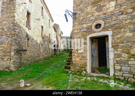 La ville inhabitée de Roscigno Vecchio une ruelle du village située au coeur du Parc National du Cilento. Le village est un véritable musée à ciel ouvert de l'art paysan du siècle dernier. Depuis le 19 janvier 2024, le village de Roscigno Vecchio est resté totalement inhabité en raison de la disparition de son unique habitant Giuseppe Spaguolo. DSCF3127 Copyright : xAntonioxBalascox Banque D'Images