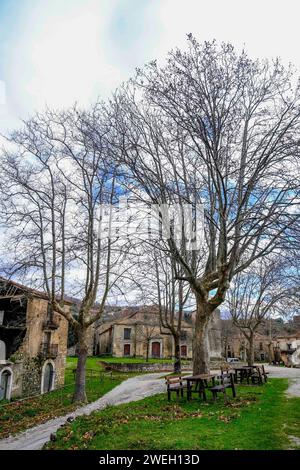 La ville inhabitée de Roscigno Vecchio une ruelle du village située au coeur du Parc National du Cilento. Le village est un véritable musée à ciel ouvert de l'art paysan du siècle dernier. Depuis le 19 janvier 2024, le village de Roscigno Vecchio est resté totalement inhabité en raison de la disparition de son unique habitant Giuseppe Spaguolo. DSCF3017 Copyright : xAntonioxBalascox Banque D'Images