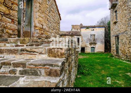 La ville inhabitée de Roscigno Vecchio une ruelle du village située au coeur du Parc National du Cilento. Le village est un véritable musée à ciel ouvert de l'art paysan du siècle dernier. Depuis le 19 janvier 2024, le village de Roscigno Vecchio est resté totalement inhabité en raison de la disparition de son unique habitant Giuseppe Spaguolo. DSCF3080 Copyright : xAntonioxBalascox Banque D'Images