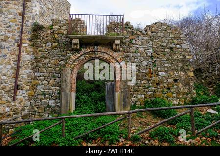 La ville inhabitée de Roscigno Vecchio une ruelle du village située au coeur du Parc National du Cilento. Le village est un véritable musée à ciel ouvert de l'art paysan du siècle dernier. Depuis le 19 janvier 2024, le village de Roscigno Vecchio est resté totalement inhabité en raison de la disparition de son unique habitant Giuseppe Spaguolo. DSCF3045 Copyright : xAntonioxBalascox Banque D'Images