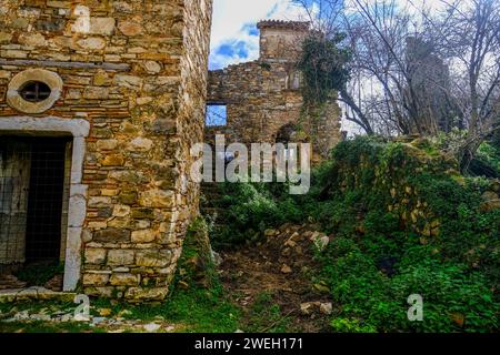 La ville inhabitée de Roscigno Vecchio une ruelle du village située au coeur du Parc National du Cilento. Le village est un véritable musée à ciel ouvert de l'art paysan du siècle dernier. Depuis le 19 janvier 2024, le village de Roscigno Vecchio est resté totalement inhabité en raison de la disparition de son unique habitant Giuseppe Spaguolo. DSCF3145 Copyright : xAntonioxBalascox Banque D'Images