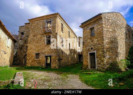 La ville inhabitée de Roscigno Vecchio une ruelle du village située au coeur du Parc National du Cilento. Le village est un véritable musée à ciel ouvert de l'art paysan du siècle dernier. Depuis le 19 janvier 2024, le village de Roscigno Vecchio est resté totalement inhabité en raison de la disparition de son unique habitant Giuseppe Spaguolo. DSCF3147 Copyright : xAntonioxBalascox Banque D'Images