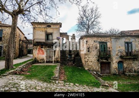 La ville inhabitée de Roscigno Vecchio une ruelle du village située au coeur du Parc National du Cilento. Le village est un véritable musée à ciel ouvert de l'art paysan du siècle dernier. Depuis le 19 janvier 2024, le village de Roscigno Vecchio est resté totalement inhabité en raison de la disparition de son unique habitant Giuseppe Spaguolo. DSCF3263 Copyright : xAntonioxBalascox Banque D'Images