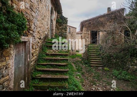 La ville inhabitée de Roscigno Vecchio une ruelle du village située au coeur du Parc National du Cilento. Le village est un véritable musée à ciel ouvert de l'art paysan du siècle dernier. Depuis le 19 janvier 2024, le village de Roscigno Vecchio est resté totalement inhabité en raison de la disparition de son unique habitant Giuseppe Spaguolo. DSCF3412 Copyright : xAntonioxBalascox Banque D'Images