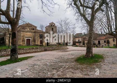 La ville inhabitée de Roscigno Vecchio une ruelle du village située au coeur du Parc National du Cilento. Le village est un véritable musée à ciel ouvert de l'art paysan du siècle dernier. Depuis le 19 janvier 2024, le village de Roscigno Vecchio est resté totalement inhabité en raison de la disparition de son unique habitant Giuseppe Spaguolo. DSCF3358 Copyright : xAntonioxBalascox Banque D'Images