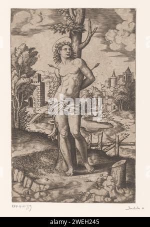 Saint Sebastiaan, maître des dés, c. 1530 - c. 1560 estampe Saint Sebastiaan attaché à un arbre. Un paysage et des bâtiments en arrière-plan. Gravure sur papier le martyr Sebastian ; attributs possibles : flèche(s), arc, tronc d'arbre. vue sur la ville et paysage avec constructions artificielles Banque D'Images