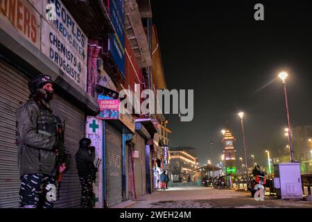 Srinagar, Inde. 25 janvier 2024. Les troupes paramilitaires sont vigilantes avant le 75e jour de la République de l'Inde à Srinagar, la capitale estivale du Jammu-et-Cachemire. Crédit : SOPA Images Limited/Alamy Live News Banque D'Images
