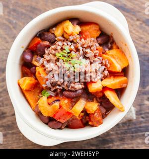 Gumbo de patate douce avec du riz rouge Banque D'Images