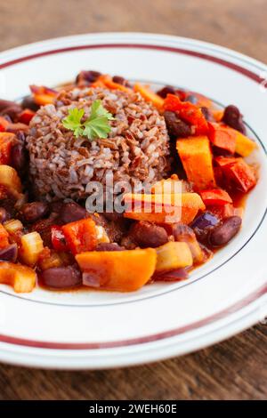 Gumbo de patate douce avec du riz rouge Banque D'Images