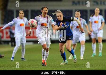 Selma Bacha (Olympique Lyonnais 4) et Diana Lemesova (SKN St Polten 77) en action lors du match de l'UEFA Womens Champions League St Polten vs Olympique Lyon au NV Arena St Polten (Tom Seiss/ SPP) crédit : SPP Sport Press photo. /Alamy Live News Banque D'Images