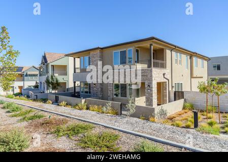 Maisons jumelées nouvellement construites dans un lotissement suburbain om un jour ensoleillé d'automne Banque D'Images