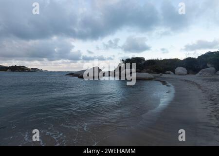 Beau crépuscule bleu avec ciel nuageux et mer calme à la plage d'arrecife dans le parc national colombien tayrona Banque D'Images