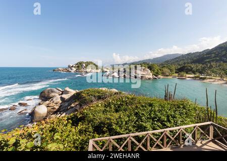 Le paysage du parc national tayrona vu du célèbre point de vue de cabane roustique situé à Cabo San Juan Beach Banque D'Images