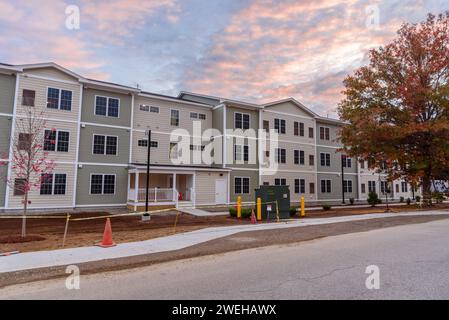 Complexe d'appartements en construction dans un développement de banlieue au coucher du soleil en automne Banque D'Images