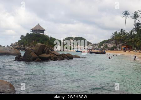 Cabo San Juan point de vue de la plage cabane au sommet d'une montagne rocheuse au milieu de la mer des caraïbes avec la jungle tropicale Banque D'Images