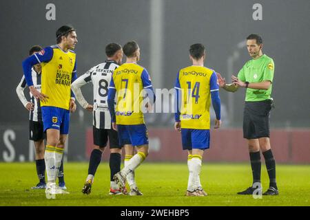 Utrecht, pays-Bas. 25 janvier 2024. UTRECHT, 25-01-2024, Sportcomplex Zoudenbalch, Dutch Toto KNVB beker 1/8 finales, saison de football 2023/2024. Pendant le match Hercules - Cambuur, var vérifier crédit : Pro Shots/Alamy Live News Banque D'Images