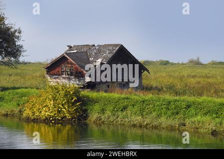 Maison abandonnée et en effondrement se trouve sur la rive du fleuve Columbia sur l'île Svensen, Oregon. Banque D'Images