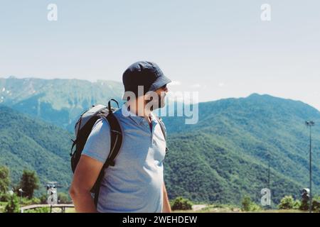 homme touristique barbu millenial portant un chapeau de seau, avec le trekking de sac à dos dans les montagnes Banque D'Images