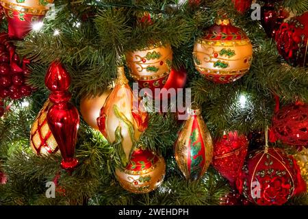 Ornements accrochés à un arbre à Noël, Biltmore Estate, Asheville, Caroline du Nord Banque D'Images