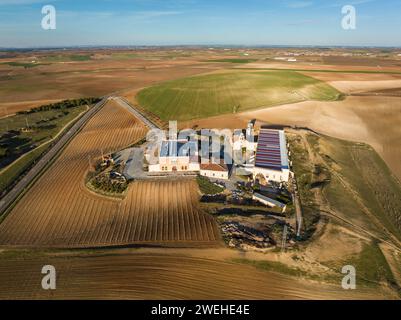 Vue aérienne d'une cave à la périphérie de la ville espagnole de Rueda à Valladolid, célèbre pour ses vignobles et ses vins. Banque D'Images