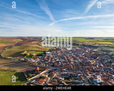 Vue aérienne de la ville espagnole de Rueda à Valladolid, avec ses célèbres vignobles et caves. Banque D'Images