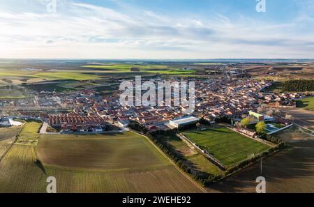 Vue aérienne de la ville espagnole de Rueda à Valladolid, avec ses célèbres vignobles et caves. Banque D'Images