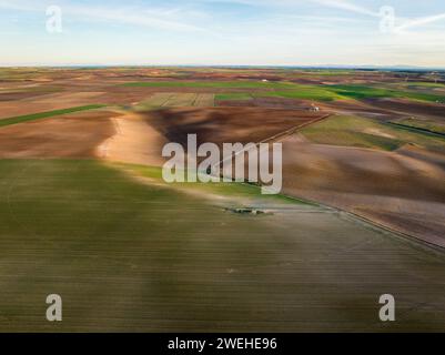 Vue aérienne des champs à la périphérie de la ville espagnole de Rueda à Valladolid, célèbre pour ses vignobles et ses vins. Banque D'Images