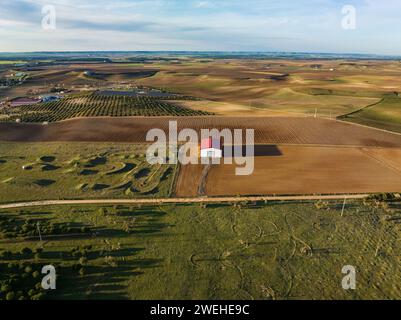 Vue aérienne des champs à la périphérie de la ville espagnole de Rueda à Valladolid, célèbre pour ses vignobles et ses vins. Banque D'Images