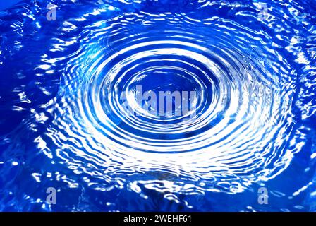 un vortex d'eau dans l'eau bleue, avec des cercles concentriques Banque D'Images