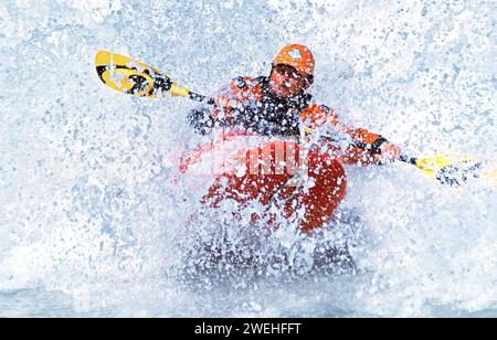 Un kayakiste roule dans le jet dans une vague dans l'Isar à la Wittelsbacherbrücke, Munich, Bavière, Allemagne, Europe Banque D'Images