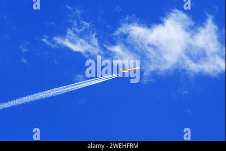 Un avion de passagers de la compagnie de voyage insolvable Thomas Cook avec des traînées de vapeur dans le ciel bleu Banque D'Images