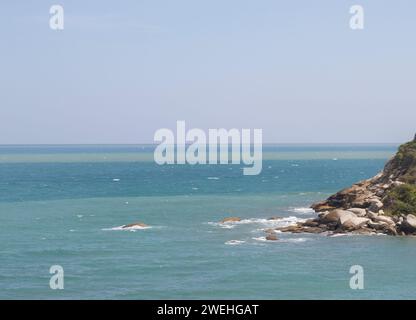 Montagne rocheuse falaise avec végétation tropicale de jungle à la plage de la mer des caribean avec ciel bleu à l'arrière-plan Banque D'Images