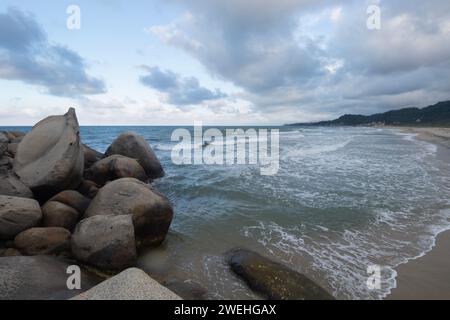 Belle rive de grands rochers avec la mer bleue des caraïbes dans le paysage bleu de plage d'aube Banque D'Images