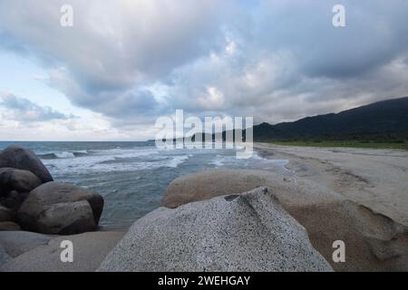 Belle scène de coucher de soleil bleu de Tayrona parc national plage arrecife avec ciel nuageux et jungle tropicale Banque D'Images