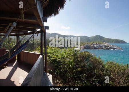 Point de vue paysage de cabo san juan cabane située dans le parc tayrona avec des hamacs et la mer des caraïbes Banque D'Images