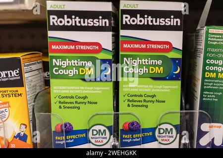 Spring Township, Pennsylvanie - 25 janvier 2024 : Robitussin Force maximale Robitussin Force maximale toux nocturne DM sur l'étagère de la pharmacie. Banque D'Images