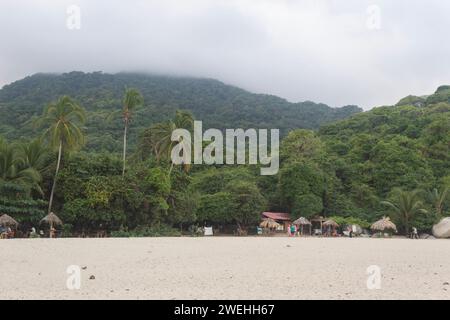 Feuillage des montagnes de la jungle de la Sierra nevada avec nuages vu de la plage d'arrecife à l'intérieur du parc national colombien tayrona Banque D'Images