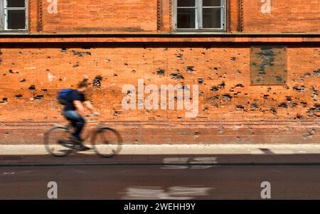 Mur de briques avec des trous de balles de la Seconde Guerre mondiale et un panneau d'information blessures du souvenir, site commémoratif, Schellingstraße, Munich, Bavière Banque D'Images
