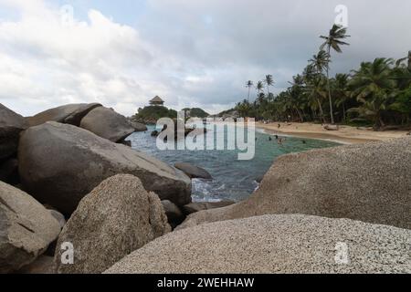 Grands rochers et cabane point de vue paysage à Cabo San Juan Beach dans le parc national colombien Tayrona avec touriste Banque D'Images