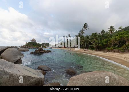 Belle scène de coucher de soleil de la plage de Cabo San Juan à l'intérieur du parc colombien Tayrona avec ciel nuageux et point de vue de cabane Banque D'Images