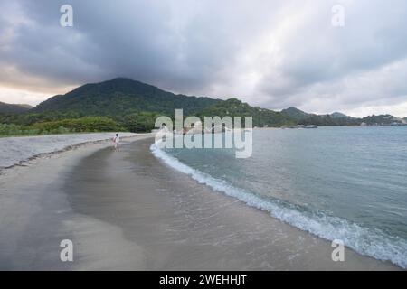 Paysage magnifique scène de crépuscule de la plage d'Arrecife situé dans le parc national tayrona en colombie avec la mer des caraïbes et les montagnes de la jungle en arrière-plan Banque D'Images