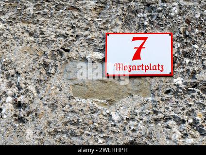Rue numéro 7 sur Mozartplatz, Mozart Square, attaché à un mur d'une vieille maison, Salzbourg, Tyrol, Autriche Banque D'Images