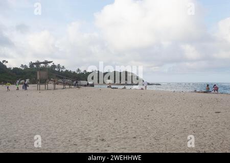 Plage d'Arrecife dans le parc national colombien tayrona avec touriste dans le crépuscule bleu Banque D'Images