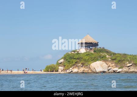 Célèbre point de vue roustique frappé au sommet d'une montagne dans la plage de Cabo San Juan dans le parc national colombien tayrona par jour ensoleillé Banque D'Images