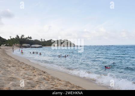 Touriste appréciant la mer bleue des caraïbes à la plage d'arrecife dans le parc national colombien tayrona Banque D'Images